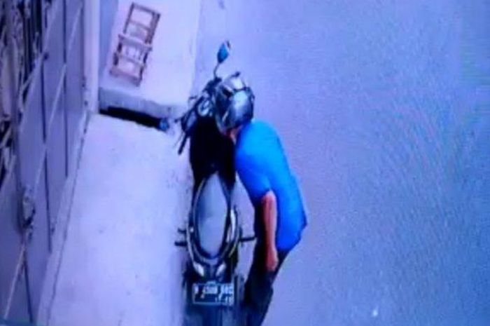 Pelaku pencurian sepeda motor beratribut ojek online di Kavling Polri Jelambar terekam CCTV.  