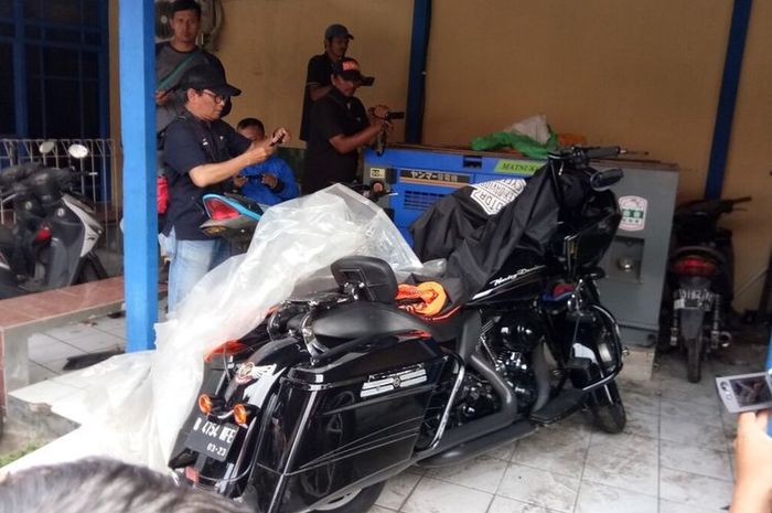 Polresta Bogor Kota menahan barang bukti motor gede (moge) Harley Davidson dalam kasus kecelakaan tabrakan yang menewaskan seorang pengguna jalan pada Minggu (15/12/2019) di Jalan Raya Pajajaran.