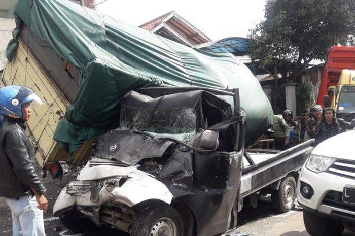 Daihatsu Gran Max tertimpa truk barang, melintang di tengah jalan