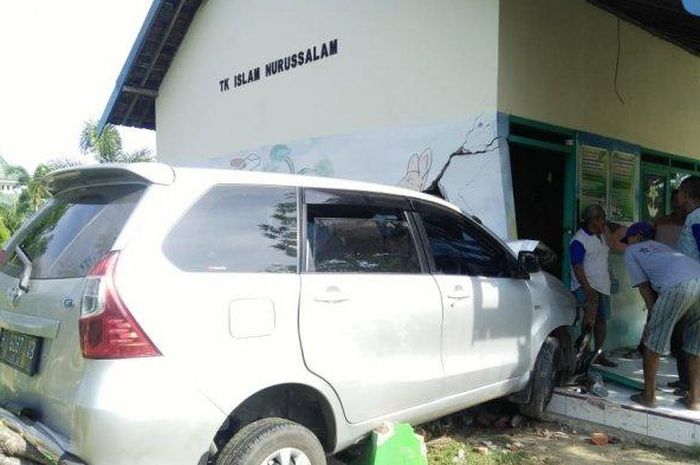 Mobil bernomor polisi H-9297-VB yang dikendarai Yunta Dwi Andrian (41), warga Pucakwangi, menabrak pagar dan tembok bangunan TK Islam Nurussalam Jakenan, Rabu (18/12/2019). 