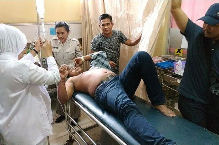 Polisi yang menjadi korban penusukan sedang mendapatkan perawatan