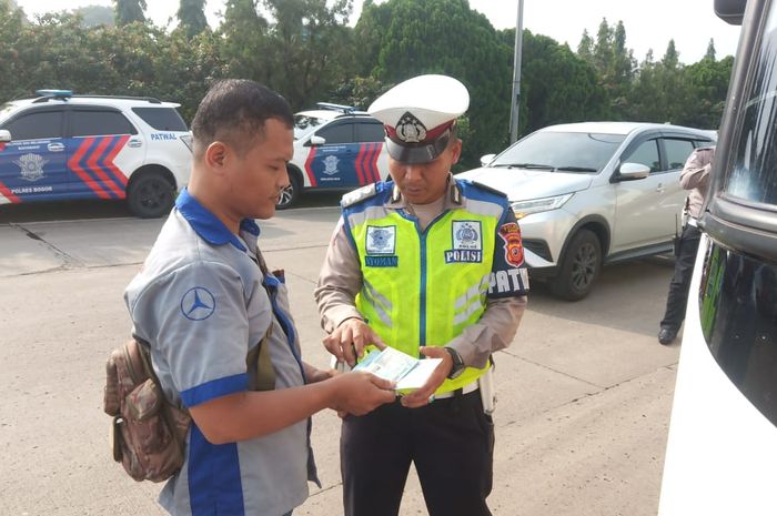 Pihak kepolisian saat memeriksa suarat2 pengemudi bus di Bogor