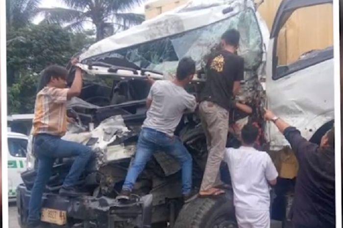 Kecelakaan truk tabrak truk di Caringin Bogor