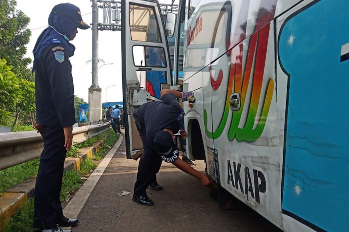 Petugas saat memeriksa bus akap di Bogor jelang natal dan Tahun baru