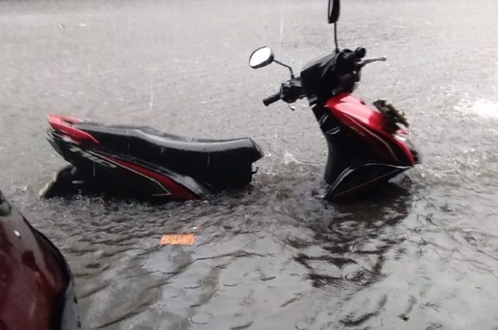 Ilustrasi motor terendam banjir, di awal tahun 2020 beberapa wilayah di Jakarta, Tangerang dan Bekasi terendam banjir