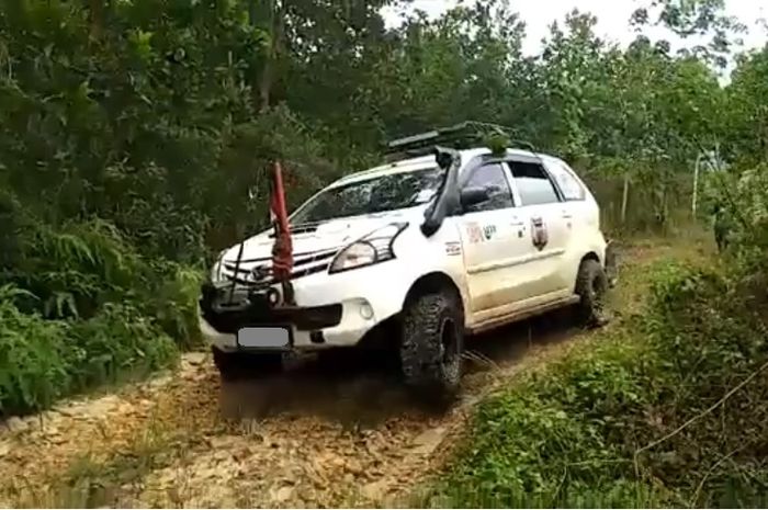 Modifikasi Daihatsu Xenia jadi off-road