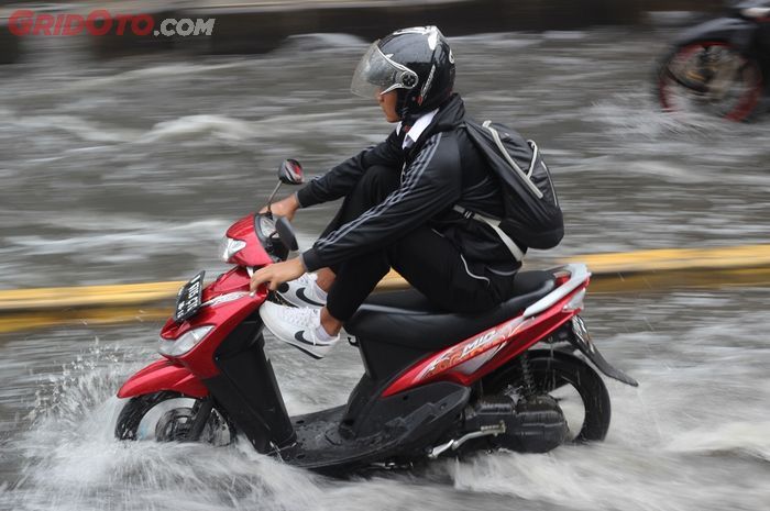 Kebiasaan angkat kaki pemotor saat lewati banjir
