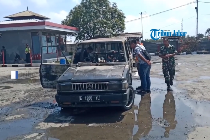 Sebuah mobil Toyota Kijang hangus terbakar karena kecerobohan sopir