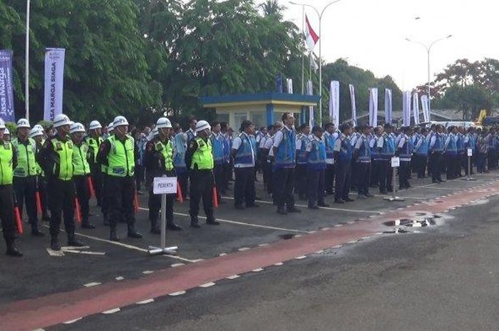PT Jasa Marga (Persero) Cabang Jakarta-Cikampek mengadakan apel gelar pasukan untuk memastikan kesiapan petugas dalam arus libur Natal 2019 dan Tahun Baru 2020. 
