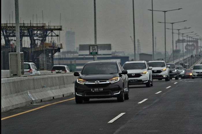 Ilustrasi. Deretan All New Honda CR-V di Jalan Tol Layang Japek