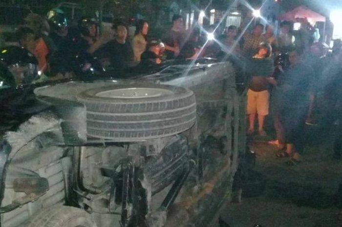 Sebuah mobil diamuk massa setelah menabrak beberapa pemotor di Makassar