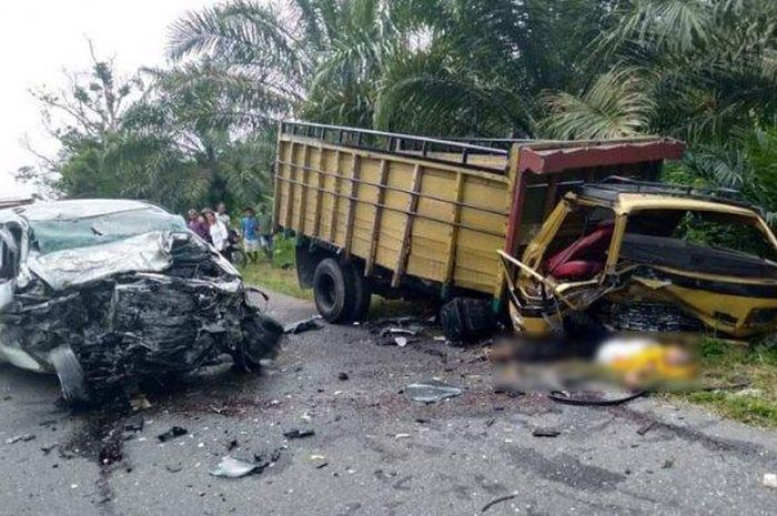 Toyota Kijang Innova adu wajah lawan truk hingga hancur dan terkoyak parah di Simalungun