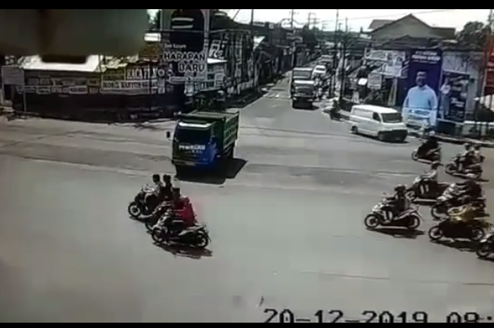 Sopir truk melindas pemotor di persimpangan Jember, Jawa Timur