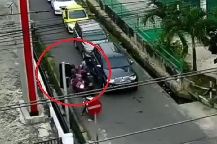 Pemotor lawan arah dan senggol pemotor lain sampai mental