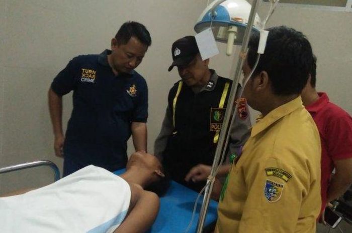Pelaku curanmor tergeletak di rumah sakit mendapat perawatan setelah dihajar massa
