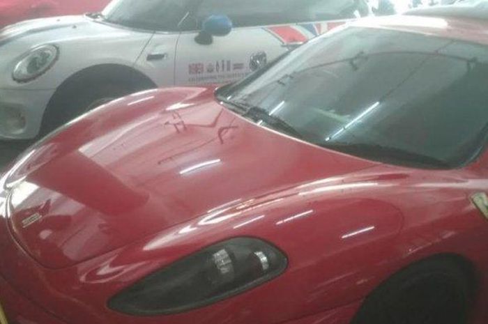 Supercar Ferrari merah yang diamankan Polda Jatim