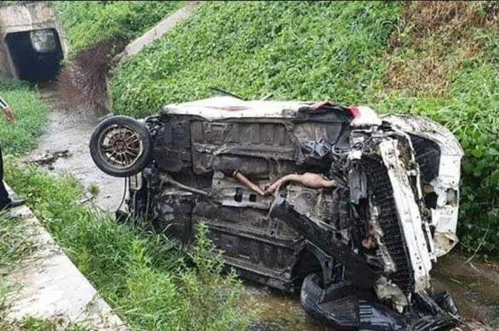 Subaru identik WRX STI hancur terpelanting di tol Pandaan-Malang karena lahap tikungan di kecepatan 90 km/jam