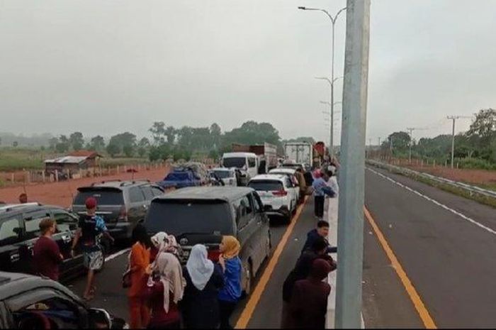 Puluhan kendaraan yang antri sejak Jumat (20//12/2019) malam hari untuk melintas di ruas Tol Kayuagung-Palembang. Namun, baru bisa melintas di Sabtu (21/12/2019). 