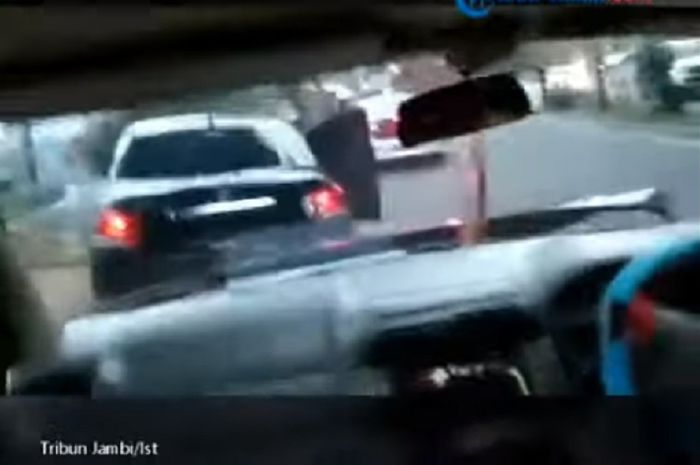 Rekaman HP, polisi kejar mobil Honda City setelah terobos barikade polisi saat razia