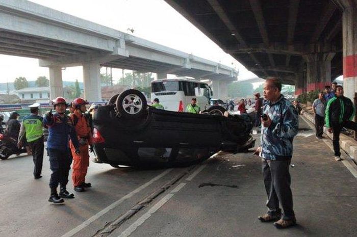 Evakuasi mobil Toyota Rush yang terguling di Jalan DI Panjaitan, Jatinegara, Jakarta Timur, Minggu (22/12/2019)  