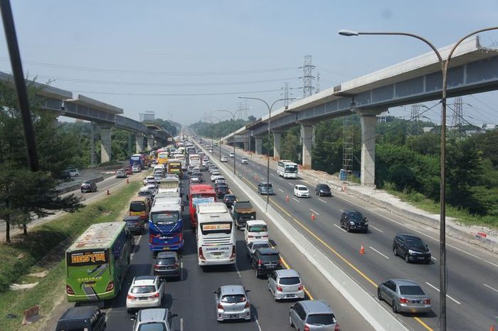 Arus lalu lintas di kilometer 47 tol Jakarta-Cikampek arah menuju Cikampek terpantau padat merayap, Kamis (30/5/2019). (KOMPAS.com/FARIDA FARHAN)