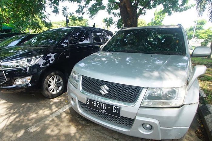 Perbandingan.  Parkir Mobil dalam Bayangan