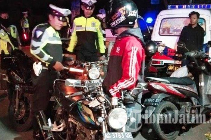 Polisi menangkap sejumlah sepeda motor berknalpot brong di ruas Jalan Tlungagung-Kediri, Minggu (22/12) dini hari