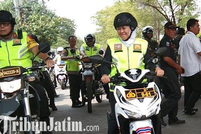 Jajaran Forkopimda Jatim menyambangi gereja Gembala Yang Baik, Surabaya menggunakan Honda Vario 150 dan Kawasaki KLX 250