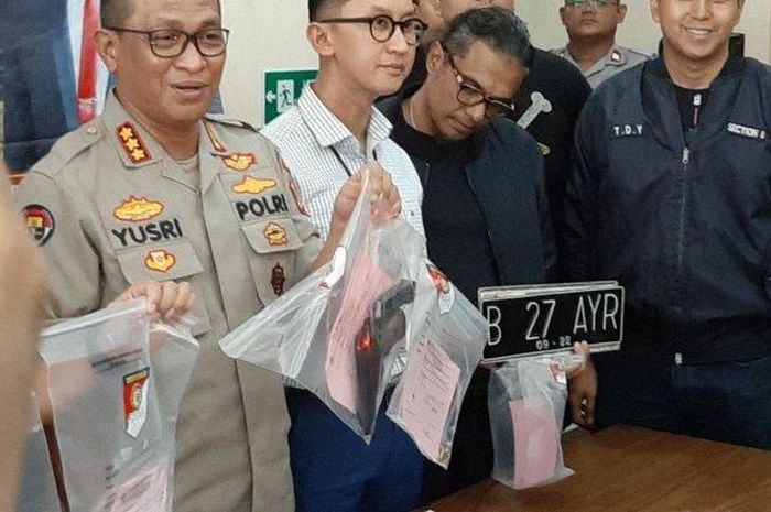 Pengemudi Lamborghini Gallardo (berjaket hitam sambil menunduk) positif menggunakan Ganja