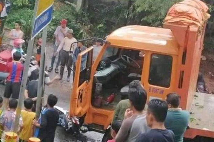 Pemotor ditabrak truk saat menunggu kereta lewat, korban tewas