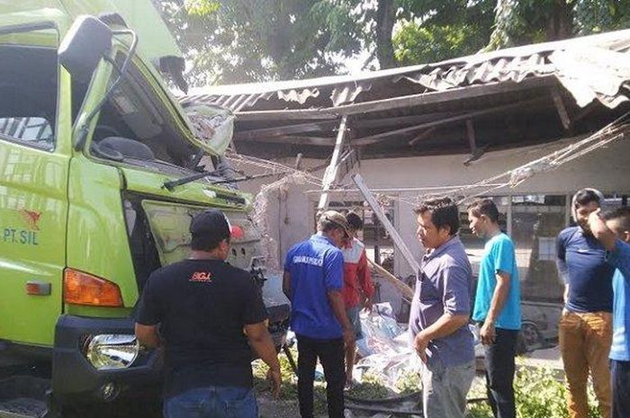 Sejumlah warga melihat kondisi truk boks yang mengalami kecelakaan di Jalan Walisongo Tugurejo Kota Semarang, Selasa (24/12/2019) 