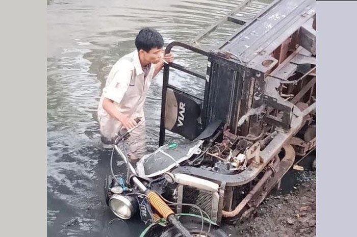 kendaraan tossa milik penjual gorengan nyemplung ke parit setelah hilang keseinbangan