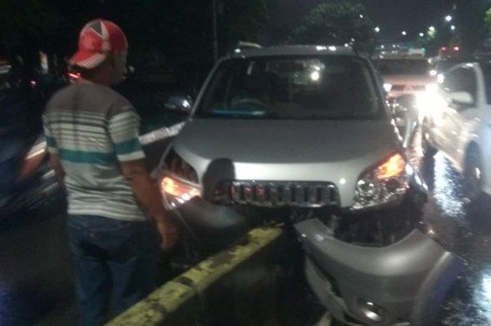 Toyota Rush hantam pembatas jalan di Jatinegara, Jakarta Timur