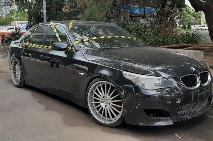 BMW 520i warna hitam, terparkir di bawah Flyover Jl Urip Sumoharjo, Makassar, Sulawesi Selatan 