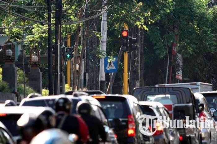 Ilustrasi kepadatan arus kendaraan di persimpangan Jalan Soekarno Hatta menuju Kota Batu