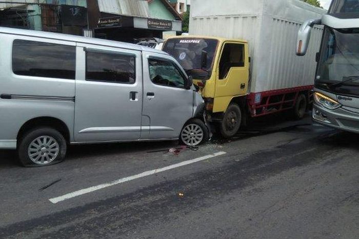 Daihatsu Luxio pindah jalur hingga menabrak truk