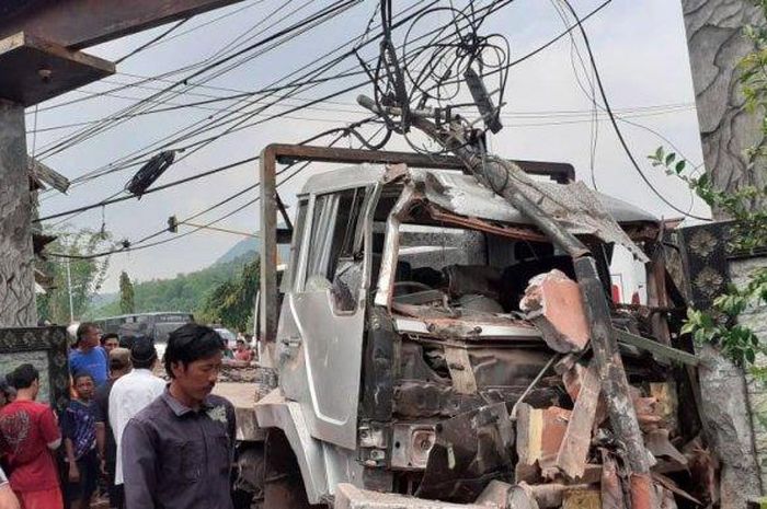 Diduga Rem Blong, Truk Pengangkut Alat Berat Tabrak Sejumlah Kendaraan di Pasuruan, Minggu (22/12/2019)