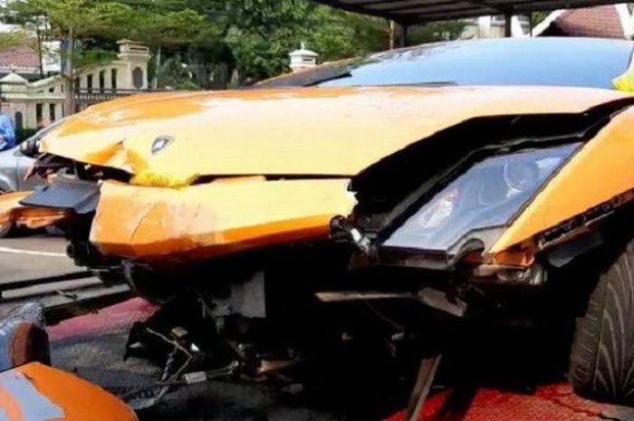 Mobil Lamborghini berpelat nomor B-27-AYR ringsek dibagian bemper karena kecelakaan tunggal di kawasan Thamrin, Jakarta Pusat.