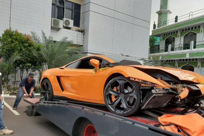 Lamborghini Gallardo milik AM saat dibawa sebagai barang bukti nampak tak utuh