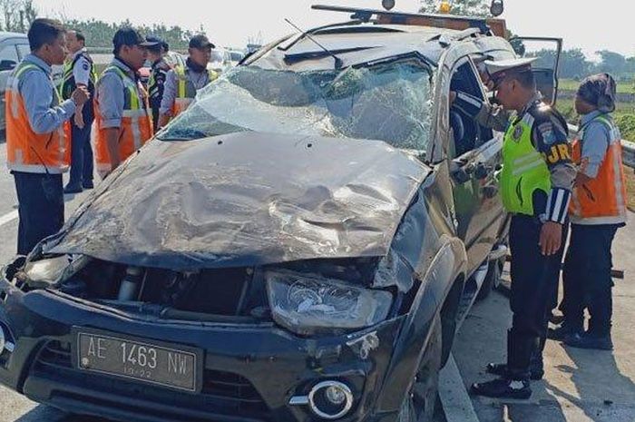 Kondisi Pajero Sport ringsek setelah mengalami kecelakaan akibat pecah ban di KM 703.200, tepatnya di Jalan Tol Desa Jombok Kecamatan Kesamben, Jombang. 