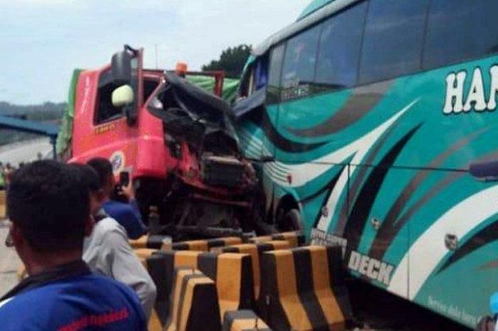 Kronologis Truk Tabrak Bus Handoyo di Tollgate Pelabuhan Bakauheni, Tak Ada Korban Jiwa. 