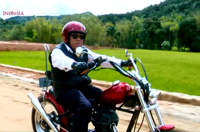 Menteri PUPR menaiki motor custom-nya di jalanan Nunukan, Kalimantan Utara, Kamis, (19/12/2019).