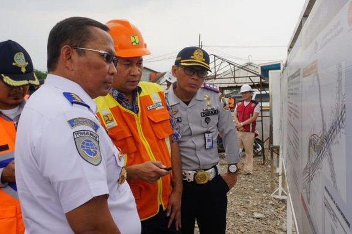 Direktur Jendral Perhubungan Darat Kementrian Perhubungan, Budi Setiyadi, saat meninjau langsung pembangunan Tol Cisumdawu, di Cileunyi, Kabupaten Bandung, Rabu (25/12/2019). 