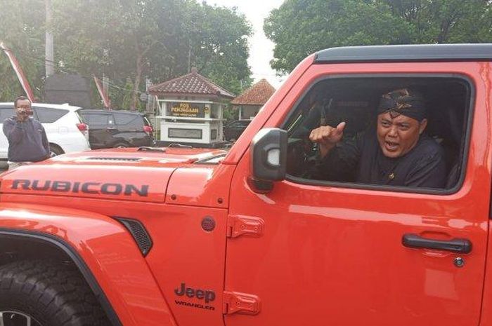 Bupati Karanganyar, Juliyatmono menggunakan mobil dinas barunya berjenis Jeep Wrangler Rubicon seharga Rp 2,1 miliar saat acara kedinasan di kantor DPRD Karanganyar, Kamis (26/12/2019).  