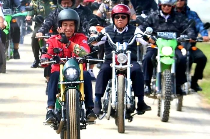 Basuki Hadimuljono sering mendampingi Jokowi blusukan dengan menggunakan motor custom.