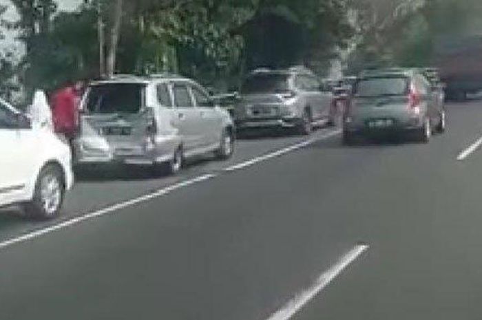 Tabrakan beruntun Toyota Kijang Innova, Voxy, New Avanza, Daihatsu Xenia dan bus di tol Porong, Jawa Timur