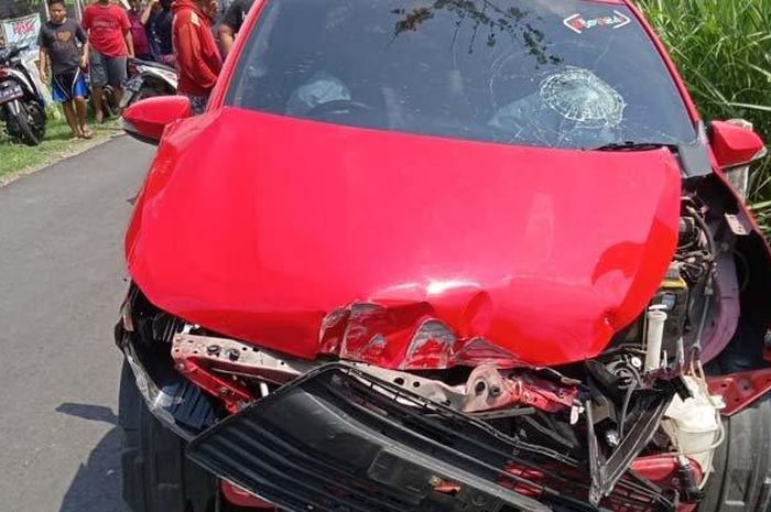 Toyota Calya remuk disenggol kereta api Brantas di kabupaten Kediri