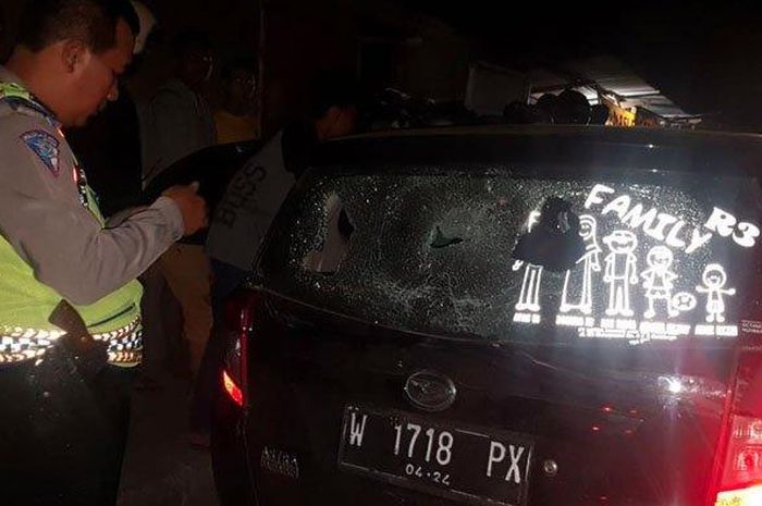 Kondisi Daihatsu Sigra setelah nekat kabur sehabis menyenggol motor