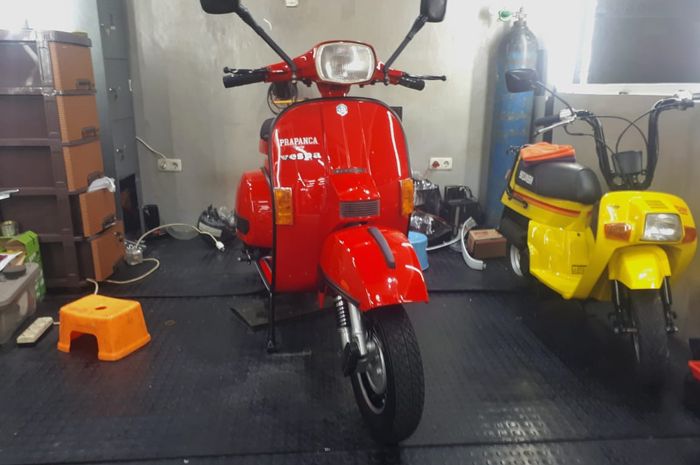 Proses detailing motor Vespa PX di Motospa Jakarta