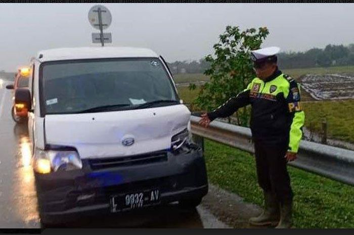 Daihatsu Gran Max ringsek sundul Toyota Rush di tol Surabaya-Mojokerto